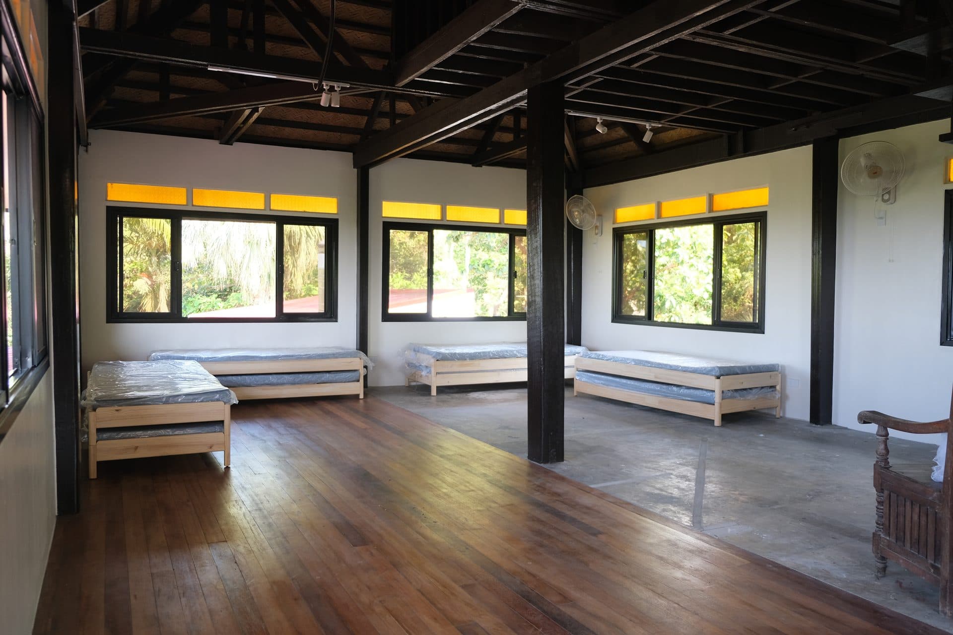 Flexible sleeping arrangement across the full bedroom